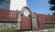 A református templomot körbevevő kőfalon a Magyarország címere a Szent Koronával