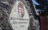 A református templomot körbevevő kőfalon a Magyarország címere a Szent Koronával
